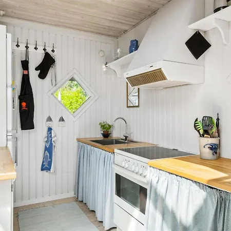 Semesterbostad Snari - 10m From The Sea By Interhome